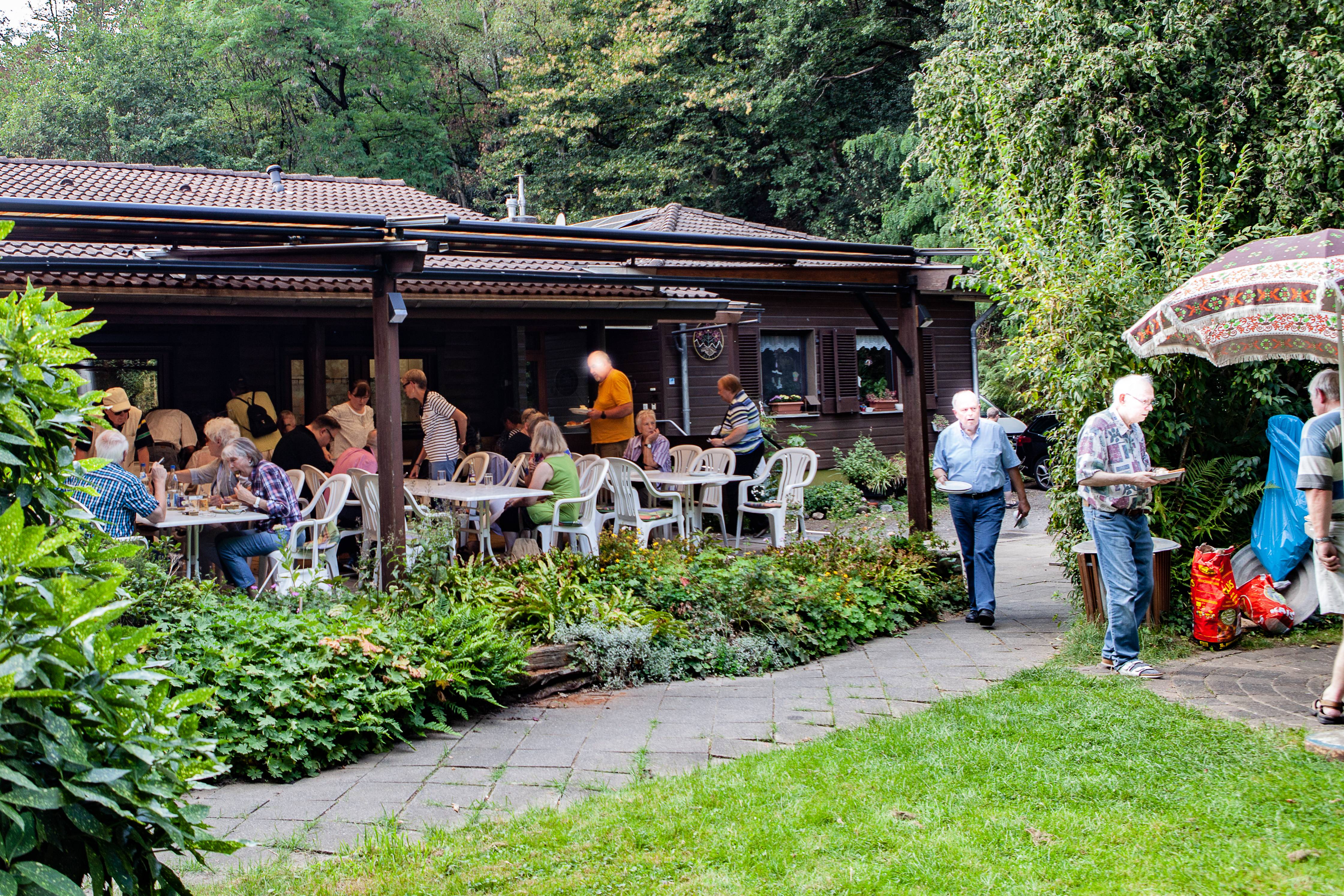 Ein Blick auf die schöne und belebte Terrasse am Naturfreundehaus im Sonnenschein